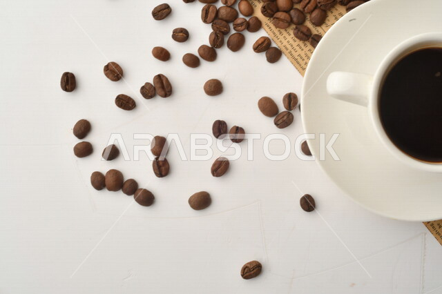 فنجان قهوه سوداء ساده, قهوة اسبريسو, نسكافيه , حبوب البن المتناثره, مشروب القهوه الساخن