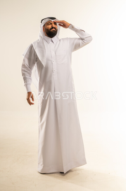 التعرض لنوبات الشقيقة الحادة، آلام الصداع النصفي، الحاجة لتناول المسكنات وأخذ قسط من الراحة، التعرض للتعب والإرهاق والعمل الطويل، بورتريه لرجل عربي خليجي قطري مبتسم يرتدي الثوب التقليدي والغتره يمسك رأسه بيديه بإيماءات الألم، الجسم بالطول الكامل، خلفية بيضاء