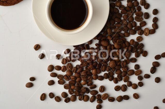 فنجان قهوه سوداء ساده, قهوة اسبريسو, نسكافيه , حبوب البن المتناثره, مشروب القهوه الساخن