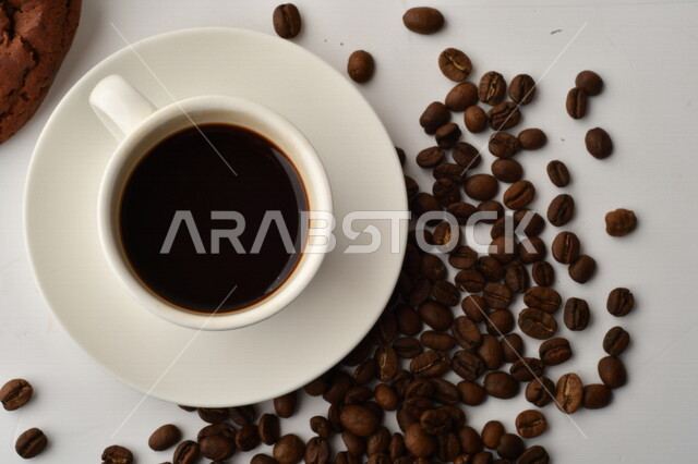 فنجان قهوه سوداء ساده, قهوة اسبريسو, نسكافيه , حبوب البن المتناثره, مشروب القهوه الساخن