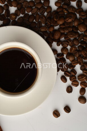 فنجان قهوه سوداء ساده, قهوة اسبريسو, نسكافيه , حبوب البن المتناثره, مشروب القهوه الساخن