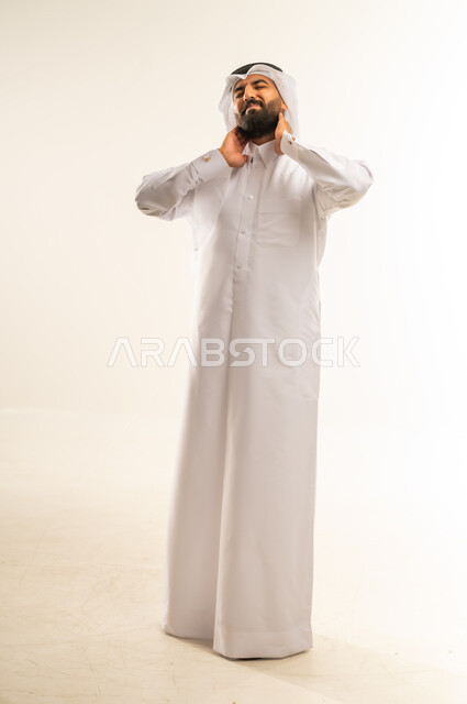 آلام العظام والعمود الفقري، التهاب المفاصل والعضلات في الرقبة، الحاجة للذهاب إلى الطبيب والمعاينة، ضرورة الاسترخاء وأخذ قسط من الراحة، بورتريه لرجل عربي خليجي قطري يرتدي الثوب التقليدي والغتره يضع يده حول عنقه بإيماءات التألم، الجسم بالطول الكامل، خلفية بيضاء