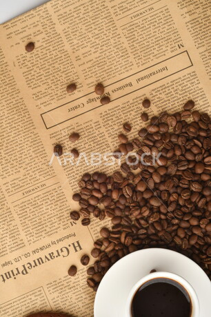 فنجان قهوه سوداء ساده, قهوة اسبريسو, نسكافيه , حبوب البن المتناثره, مشروب القهوه الساخن