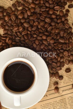 فنجان قهوه سوداء ساده, قهوة اسبريسو, نسكافيه , حبوب البن المتناثره, مشروب القهوه الساخن