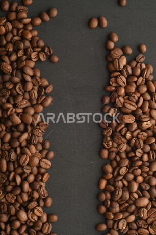 حبوب القهوه المتناثره, حبوب البن المبعثره على خلفيه سوداء, حبوب القهوه العضويه