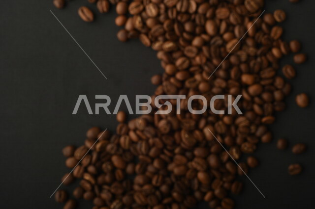 حبوب القهوه المتناثره, حبوب البن المبعثره على خلفيه سوداء, حبوب القهوه العضويه