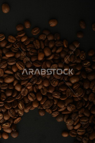 حبوب القهوه المتناثره, حبوب البن المبعثره على خلفيه سوداء, حبوب القهوه العضويه