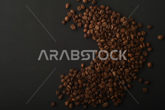 حبوب القهوه المتناثره, حبوب البن المبعثره على خلفيه سوداء, حبوب القهوه العضويه