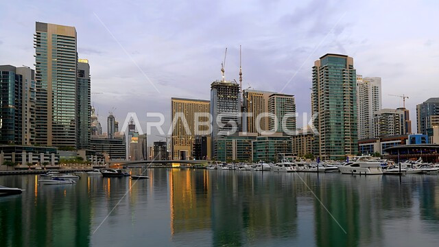 الواجهة البحرية على ساحل الخليج العربي، الفن الهندسي المعماري للمباني المطلة على المرفأ، مناطق جذب السياح من شتى أنحاء العالم، أماكن دبي السياحية المشهورة، النمو والتوسع العمراني للأبراج وناطحات السحاب في الإمارات العربية المتحدة