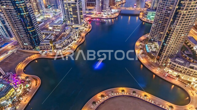 الواجهة البحرية على ساحل الخليج العربي، الفن الهندسي المعماري للمباني المطلة على المرفأ، مناطق جذب السياح من شتى أنحاء العالم، أماكن دبي السياحية المشهورة، النمو والتوسع العمراني للأبراج وناطحات السحاب في الإمارات العربية المتحدة