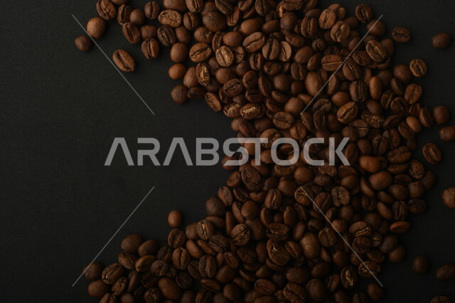 حبوب القهوه المتناثره, حبوب البن المبعثره على خلفيه سوداء, حبوب القهوه العضويه