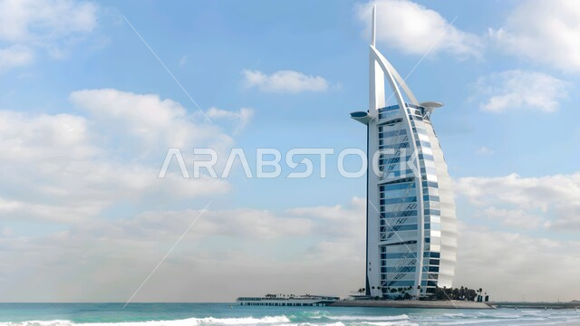 الفن الهندسي المعماري لفندق برج العرب في مدينة دبي, مناطق جذب واستقطاب السياح من أنحاء العالم، النمو و التطور العمراني للابراج وناطحات السحاب على ساحل الخليج العربي، أماكن ومعالم سياحية مشهورة في الإمارات العربية المتحدة