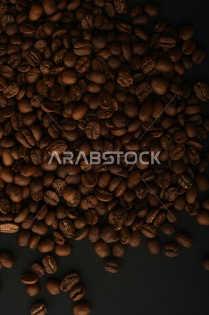 حبوب القهوه المتناثره, حبوب البن المبعثره على خلفيه سوداء, حبوب القهوه العضويه