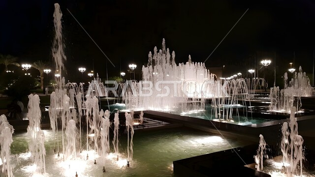 النافوره الراقصة في البوليفارد رياض سيتي المضاءة ليلا، أنشطة وفعاليات ترفيهية موسم الرياض في المملكة العربية السعودية، قضاء أوقات ممتعة ومسلسة في الاماكن والمناطق السياحية المشهورة