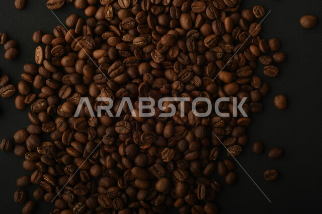 حبوب القهوه المتناثره, حبوب البن المبعثره على خلفيه سوداء, حبوب القهوه العضويه
