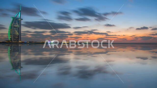 الفن الهندسي المعماري لفندق برج العرب في مدينة دبي, مناطق جذب واستقطاب السياح من أنحاء العالم، النمو و التطور العمراني للابراج وناطحات السحاب على ساحل الخليج العربي، أماكن ومعالم سياحية مشهورة في الإمارات العربية المتحدة