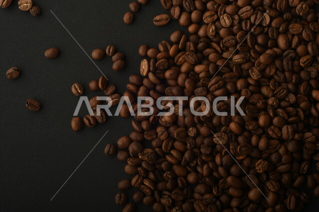 حبوب القهوه المتناثره, حبوب البن المبعثره على خلفيه سوداء, حبوب القهوه العضويه