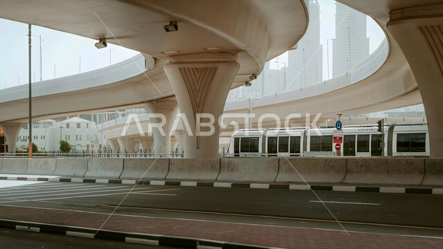 الاهتمام بالبنية التحتية للجسور والطرقات، محطات وصول المسافرين، صورة مقربة لقطار مترو دبي، توفير التسهيلات والخدمات للمغادرين والقادمين إلى الإمارات العربية المتحدة، مفهوم المواصلات العامة، أحدث أنظمة السكك الحديدية