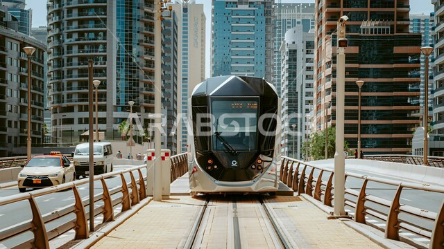 الاهتمام بالبنية التحتية للجسور والطرقات، محطات وصول المسافرين، صورة مقربة لقطار مترو دبي، توفير التسهيلات والخدمات للمغادرين والقادمين إلى الإمارات العربية المتحدة، مفهوم المواصلات العامة، أحدث أنظمة السكك الحديدية