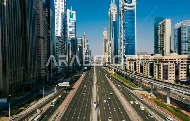  الأبراج وناطحات السحاب في الامارات العربية المتحدة، الفنون والتصاميم المعمارية الحديثة، المنشآت والمباني التجارية الشاهقة، التقدم والنمو العمراني وتحسين وتطوير البنية التحتية, الطرقات والشوراع في إمارة دبي
