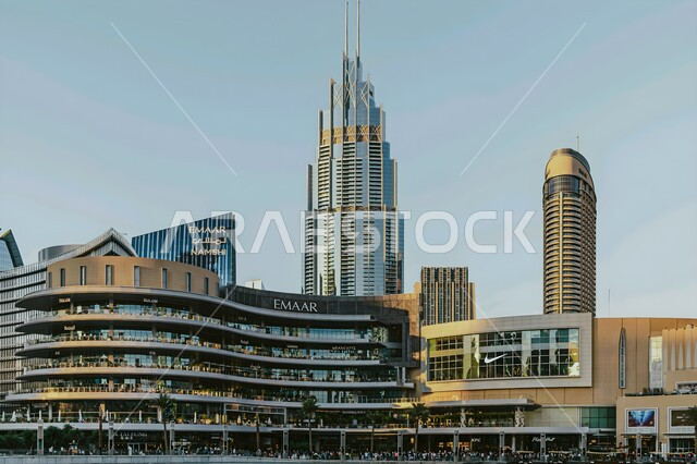 السياحة في الإمارات العربية المتحدة، الفن الهندسي المعماري الحديث للمولات وناطحات السحاب الشاهقة، شركة إعمار العقارية، مبنى دبي مارينا مول بإمارة دبي، اماكن الأنشطة العائلية الترفيهية، مراكز التسوق والمتاجر الفاخرة