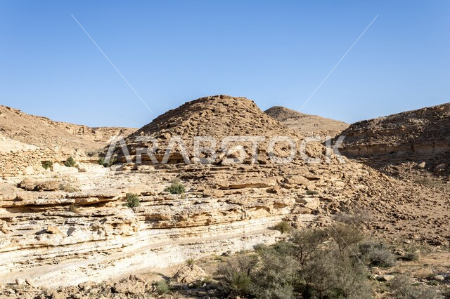 القمم والمرتفعات الجبلية في مدينة الرياض، نمو النباتات والاعشاب البرية بين التكوينات الصخرية الطبيعية في المناطق الصحراوية، معالم اثرية تاريخية قديمة، اماكن سياحية في المملكة العربية السعودية