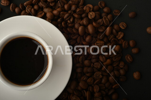 فنجان قهوه سوداء ساده, قهوة اسبريسو, نسكافيه , حبوب البن المتناثره, مشروب القهوه الساخن