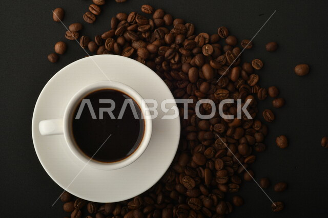 فنجان قهوه سوداء ساده, قهوة اسبريسو, نسكافيه , حبوب البن المتناثره, مشروب القهوه الساخن