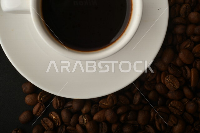 فنجان قهوه سوداء ساده, قهوة اسبريسو, نسكافيه , حبوب البن المتناثره, مشروب القهوه الساخن