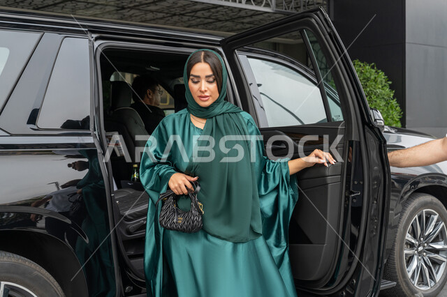 الوصول للوجهة المطلوبة، خدمة توصيل الركاب في الإمارات العربية المتحدة، خدمات النقل الامنة, امرأة عربية خليجية إماراتية ترتدي العباءة الملونة تخرج من السيارة, شابة سعودية تستخدم التاكسي