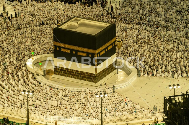 العبادة والتقرب إلى الله، حجاج بيت الله الحرام يطوفون حول الكعبة المشرفة في ساحات الحرم المكي الشريف بمكة المكرمة، أماكن ومعالم دينية إسلامية مقدسة في المملكة العربية السعودية، أداء مناسك الحج والعمرة، قبلة الإسلام والمسلمين