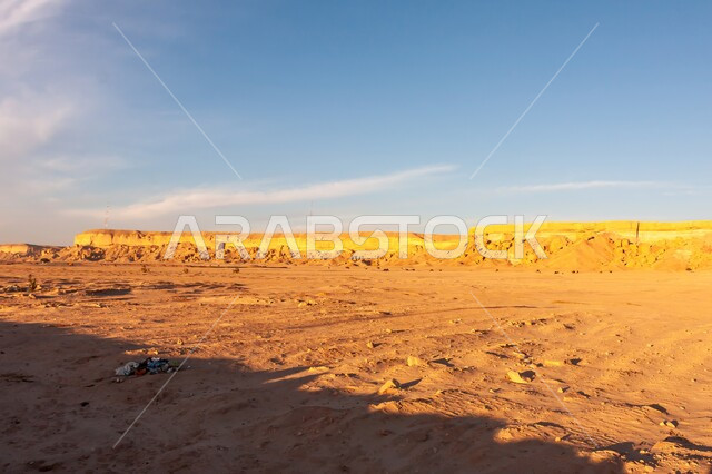 البيئة الصحراوية والقمم والمرتفعات الجبلية، التكوينات والتشكيلات الصخرية في صحراء المملكة العربية السعودية، مناطق البادية والبيئة الطبيعية في الصحاري، سلسة من التلال  في الرامة عند غروب الشمس خلفية الطبيعة