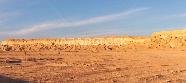 البيئة الصحراوية والقمم والمرتفعات الجبلية، التكوينات والتشكيلات الصخرية في صحراء المملكة العربية السعودية، مناطق البادية والبيئة الطبيعية في الصحاري، سلسة من التلال  في الرامة عند غروب الشمس خلفية الطبيعة