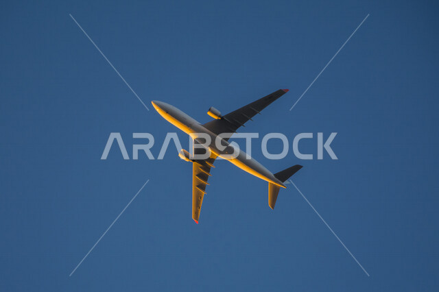 صورة مقربة لطائرة تحلق في السماء جدة بالمملكة العربية السعودة، وسائل النقل، رحلة سفر بالطائرة في جدة، السياحة في السعودية