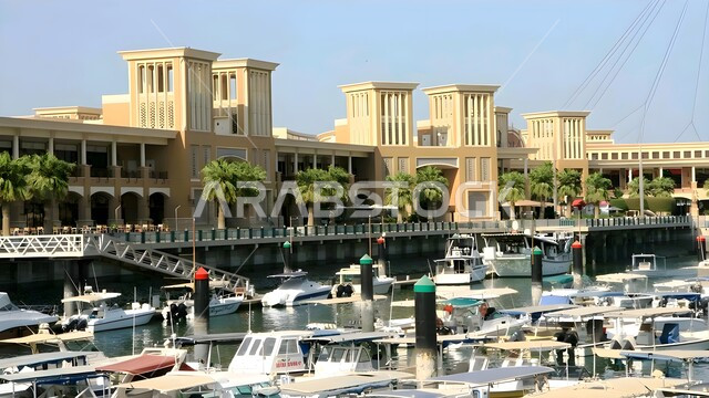 حركة اليخوت والسفن في البحر، الفن الهندسي المعماري للمباني المطلة على المرفأ، مناطق جذب السياح من شتى أنحاء العالم، أماكن الكويت السياحية المشهورة، النمو والتوسع العمراني للأبراج وناطحات السحاب، الواجهة البحرية على ساحل الخليج العربي