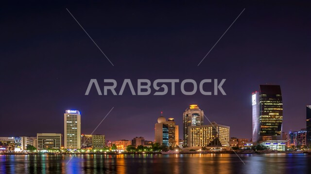 النمو والتقدم العمراني للأبراج وناطحات السحاب المطلة على البحر في دبي، المناطق والمعالم الساحلية السياحية المشهورة في الإمارات العربية المتحدة ليلا، الفن الهندسي المعماري المتطور للمنشآت التجارية والسكنية