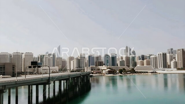 النمو والتقدم العمراني للابراج والمباني، الفن الهندسي المعماري المتطور للمنشآت التجارية والسكنية، المنتجعات الفاخرة في ابو ظبي بالإمارات العربية المتحدة في وقت النهار، المدن السياحية الساحلية 