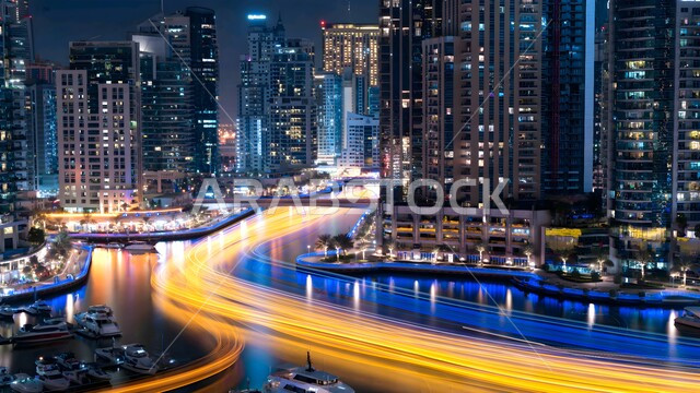 النمو والتقدم العمراني للابراج وناطحات السحاب، الفن الهندسي المعماري المتطور للمنشآت التجارية والسكنية، المباني والمنتجعات الفاخرة في دبي بالإمارات العربية المتحدة في وقت الليل، المدن السياحية الساحلية
