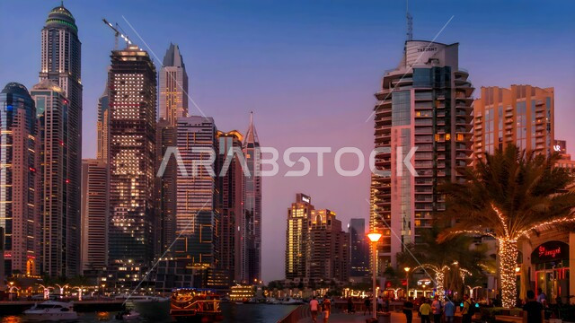 النمو والتقدم العمراني للابراج وناطحات السحاب، الفن الهندسي المعماري المتطور للمنشآت التجارية والسكنية، المباني والمنتجعات الفاخرة في دبي بالإمارات العربية المتحدة في وقت الغروب، المدن السياحية الساحلية