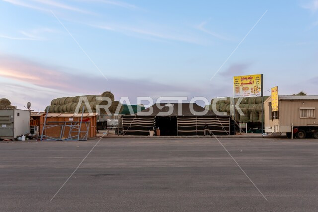 الوجهة السياحية في المملكة العربية السعودية، الفن الهندسي المعماري على الطراز القديم،  أكشاك بيع العلف في سوق الابل في مدينة الرياض، الأسواق الشعبية التراثية، جذب السياح من انحاء العالم