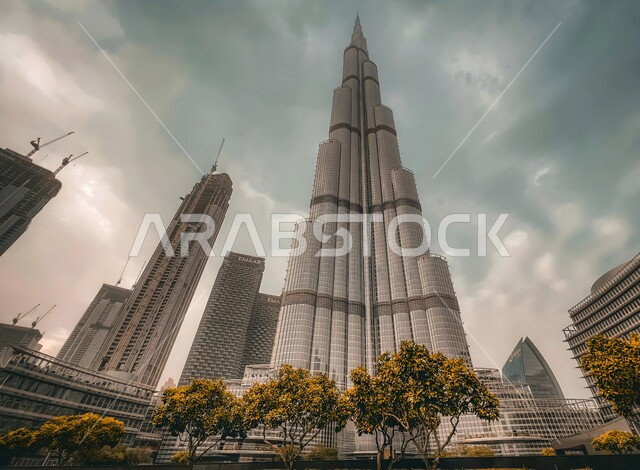 النمو والتطور العمراني على ساحل الخليج العربي، الفن الهندسي المعماري لبرج خليفة وسط ناطحات السحاب في مدينة دبي، الواجهة السياحية في الامارات العربية المتحدة، جذب واستقطاب السياح من انحاء العالم