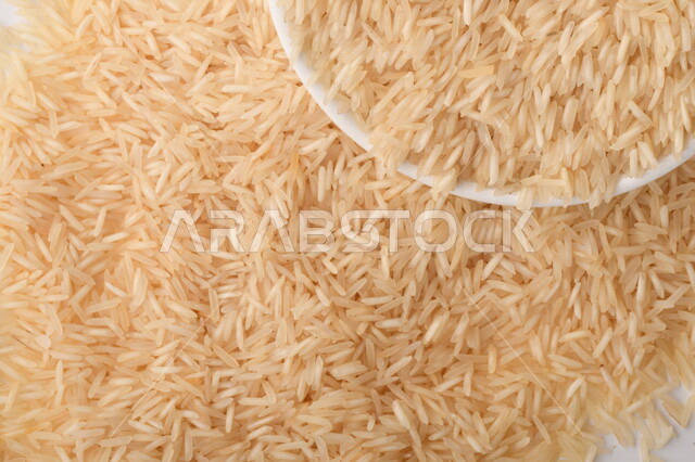 بورتريه لطبق ابيض مليئ بحبيبات الارز, محصول الارز الزراعي, ارز ابيض غير مطبوخ, أرز ابيض منثور على الأرض, محاصيل زراعيه, رز نيء