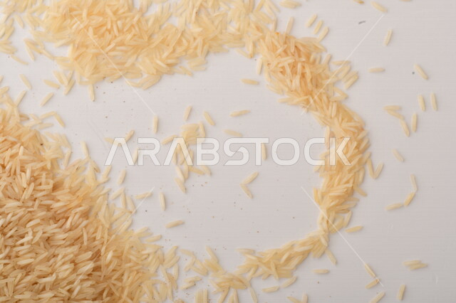 بورتريه لطبق ابيض مليئ بحبيبات الارز, محصول الارز الزراعي, ارز ابيض غير مطبوخ, أرز ابيض منثور على الأرض, محاصيل زراعيه, رز نيء