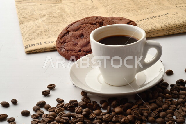 فنجان قهوه سوداء مع قطع الكوكيز اللذيذه,  قهوة اسبرسو داكنه, رقائق البسكويت بالشوكولاته, حبوب البن المتناثره