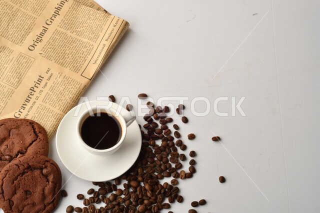 فنجان قهوه سوداء مع قطع الكوكيز اللذيذه,  قهوة اسبرسو داكنه, رقائق البسكويت بالشوكولاته, حبوب البن المتناثره