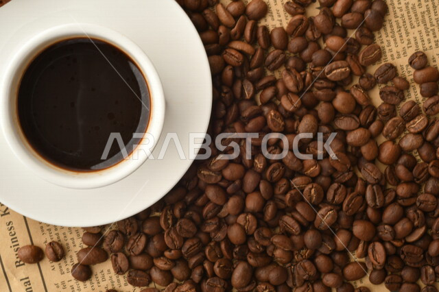 فنجان قهوه سوداء ساده, قهوة اسبريسو, نسكافيه , حبوب البن المتناثره, مشروب القهوه الساخن