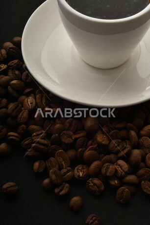 فنجان قهوه سوداء ساده, قهوة اسبريسو, نسكافيه , حبوب البن المتناثره, مشروب القهوه الساخن