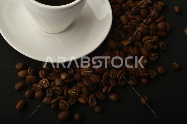 فنجان قهوه سوداء ساده, قهوة اسبريسو, نسكافيه , حبوب البن المتناثره, مشروب القهوه الساخن