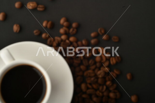 فنجان قهوه سوداء ساده, قهوة اسبريسو, نسكافيه , حبوب البن المتناثره, مشروب القهوه الساخن