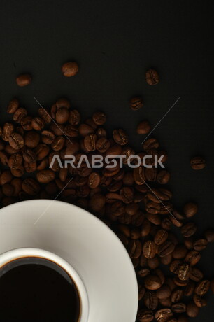 فنجان قهوه سوداء ساده, قهوة اسبريسو, نسكافيه , حبوب البن المتناثره, مشروب القهوه الساخن